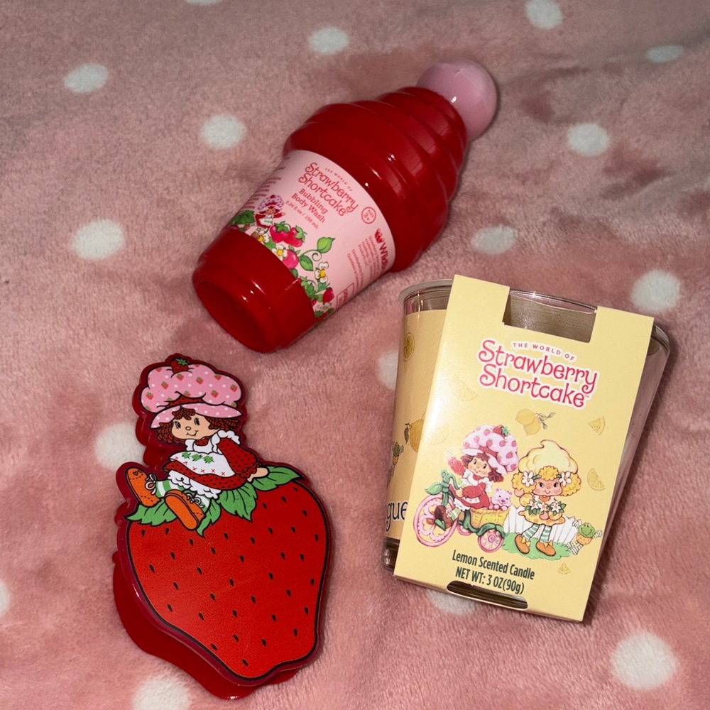 Strawberry Shortcake Gift Set (Claw Clip, Body Wash, Candle, Bag) - Picture 3 of 10